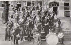 1922 Logan Orchestra.jpg (429317 bytes)